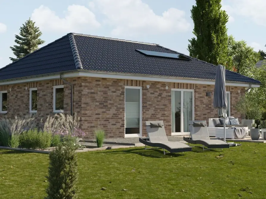 Der Bungalow 92 in der Variante Klinker Nr. 4 und Dach in Anthrazit mit Blick auf den Garten und Terrasse