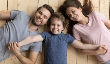 Haus-Familie-Wohnen-Serie-3-5 Familie liegend auf dem Boden