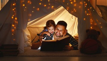 Haus-Familie-Wohnen-Serie-19-1 Vater mit seinen Kindern beim Buchlesen