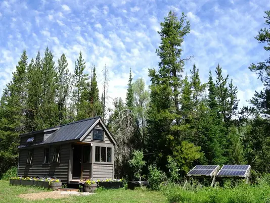 Tiny House mit Solaranlage im Garten