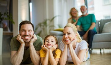 Haus-Familie-Wohnen-Serie-10-13 Familie liegend auf dem Boden