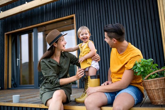 Familie vor einem Container